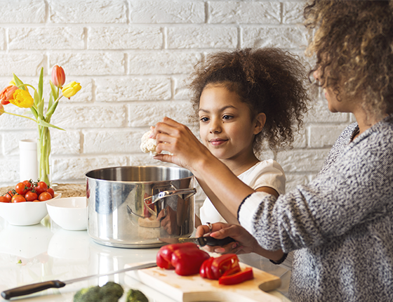 femme-fille-cuisine-légumes-santé-Aprifel