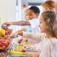 Restauration hors foyer : l’Anses fait le point sur les consommations et apports nutritionnels associés