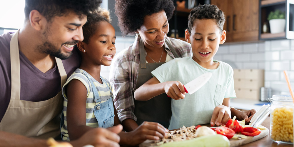 Bandeau equation nutrition famille cuisinant des fruits et légumes
