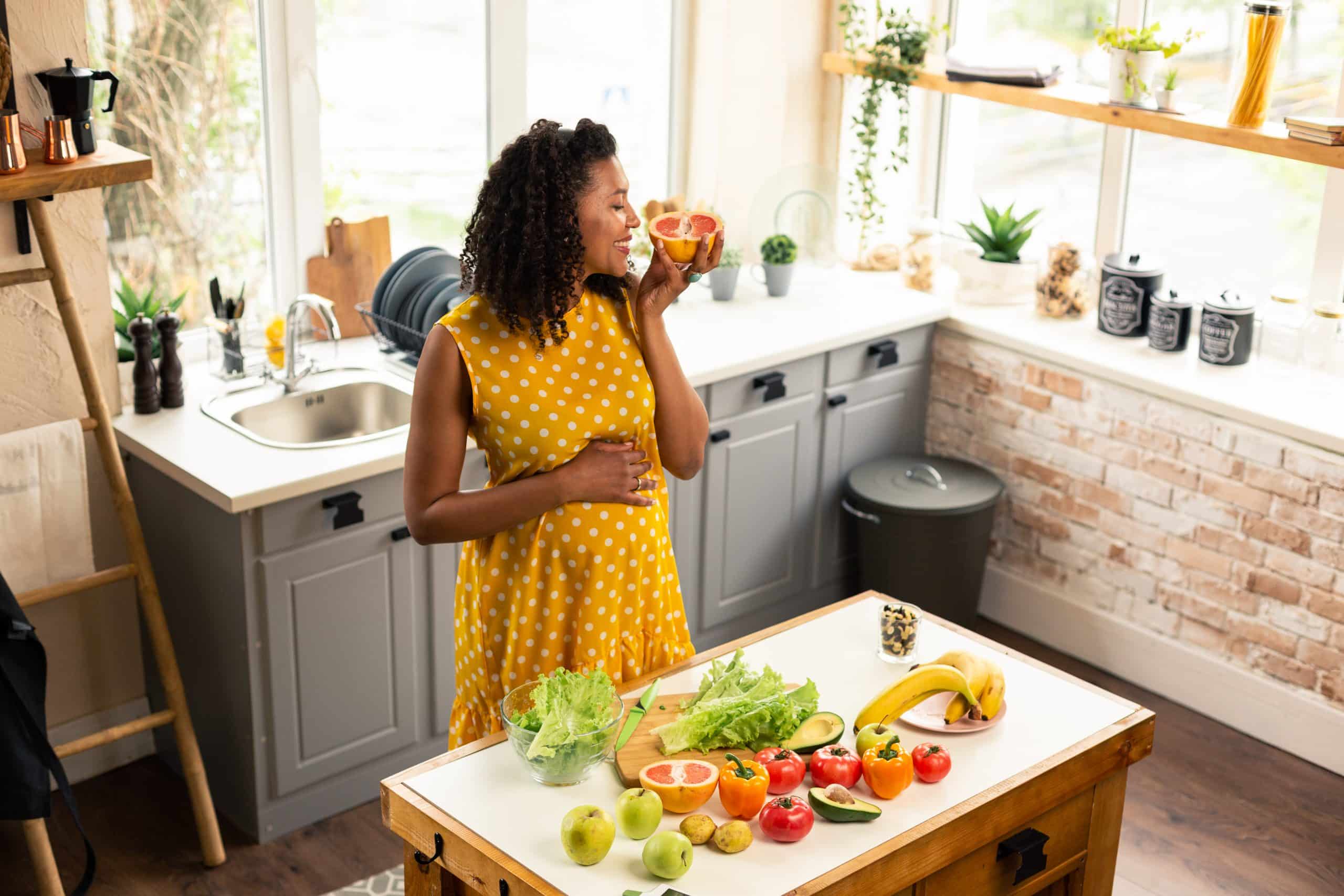 Edito Equation nutrition - femme enceinte préparant des fruits et légumes