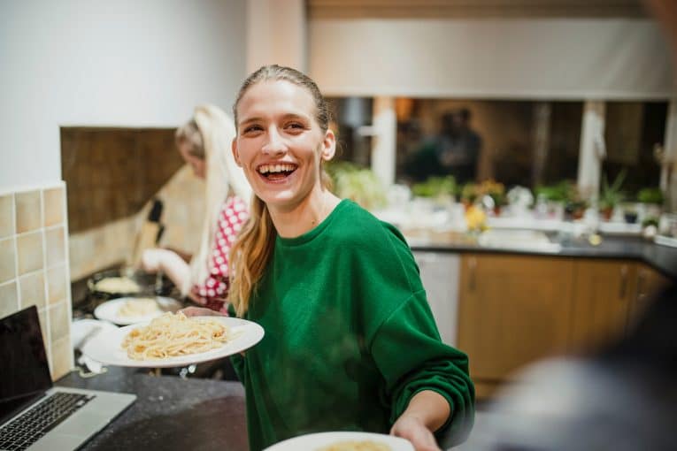 Une jeune femme cuisine un plat sain 