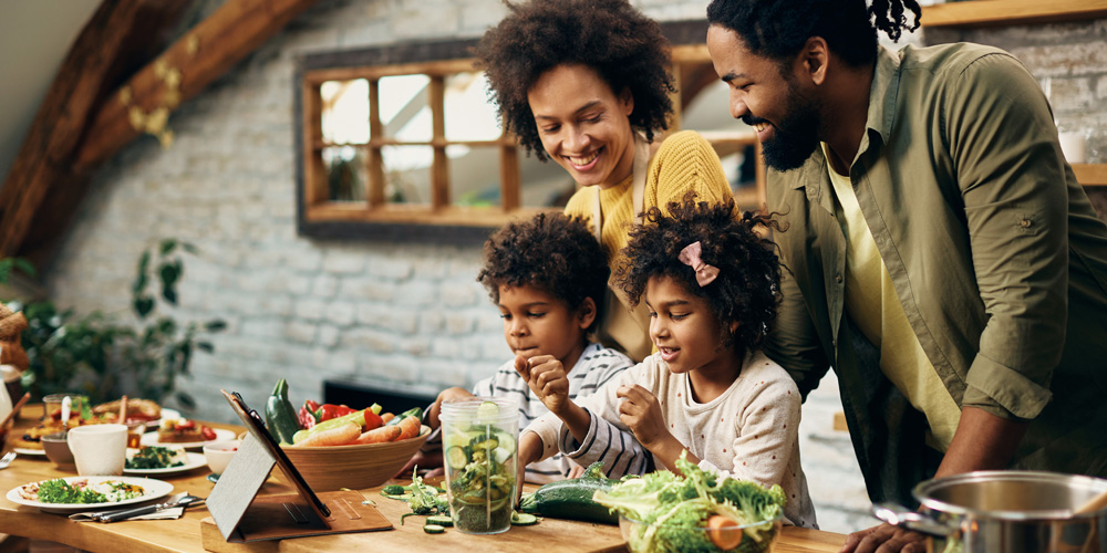 Famille cuisinant des fruits et légumes