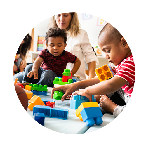 Jeunes enfants jouant accompagnés d'une animatrice