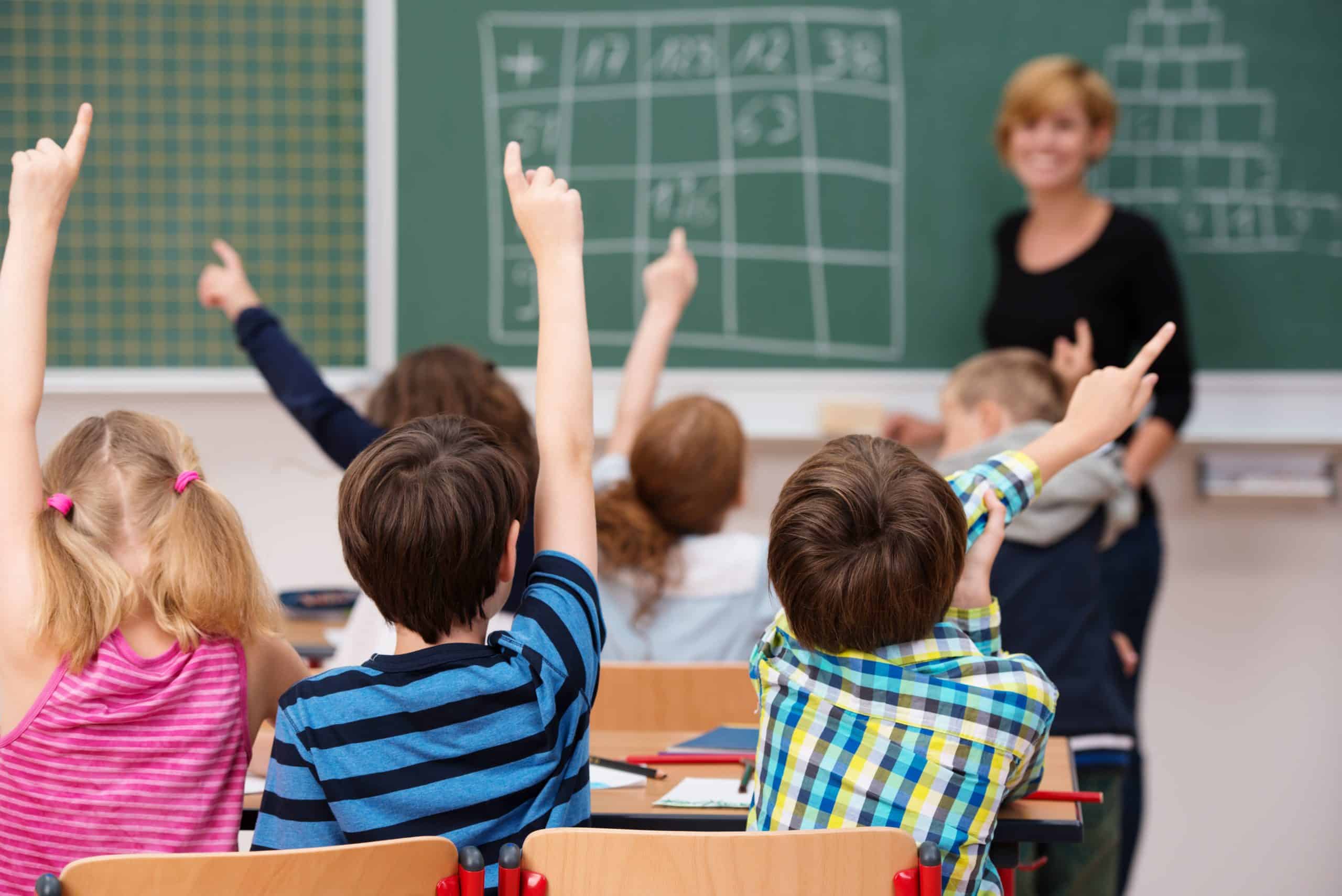 Elèves en classe avec leur professeur résultats concours j'en mange 5