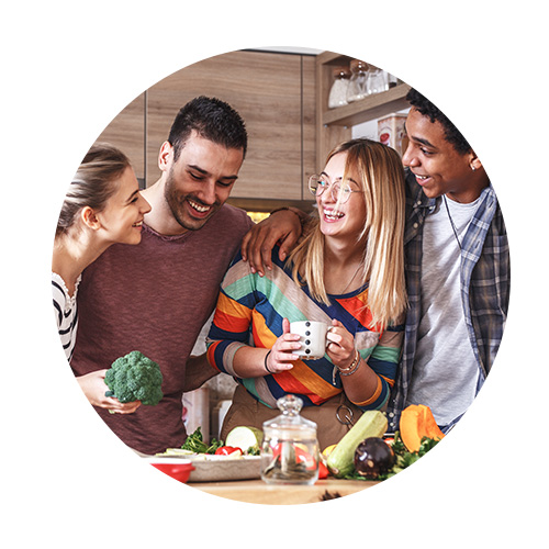 Groupe de jeunes adultes cuisinant des fruits et légumes