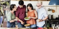 Amis cuisinant des fruits et légumes ensemble