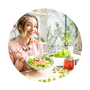 Jeune femme dégustant une salade
