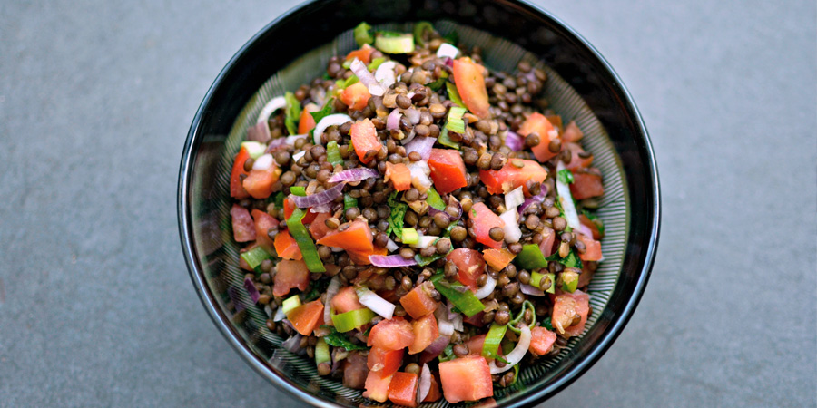Menu végétarien à la cantine - assiette de lentilles et de légumes