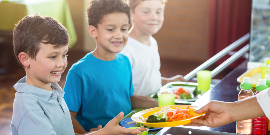 Jeunes garçons qui mangent à la cantine scolaire - Equation nutrition - Aprifel