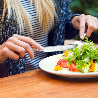 Jeûne intermittend - Jeune femme mangeant une salade