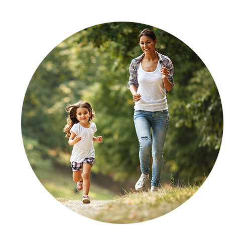 Equation nutrition - Mère fille activité physique forêt