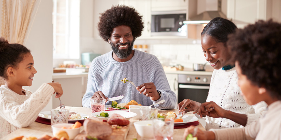 famille repas à table enfants parents africains