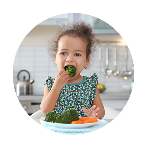 fille brocoli carotte qui mange
