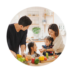 famille qui cuisine fruits et légumes