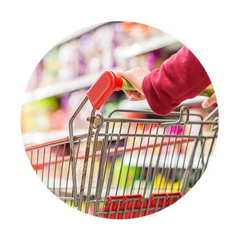 femme qui fait les courses caddie