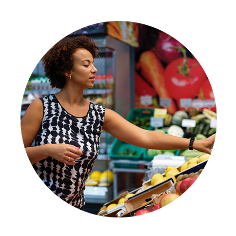 femme fait ses courses fruits légumes supermarché