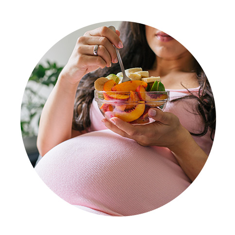 femme enceinte légume saladier