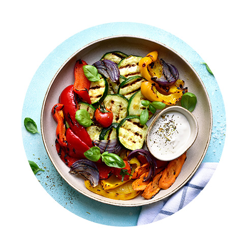 Assiette colorée légumes fond bleu