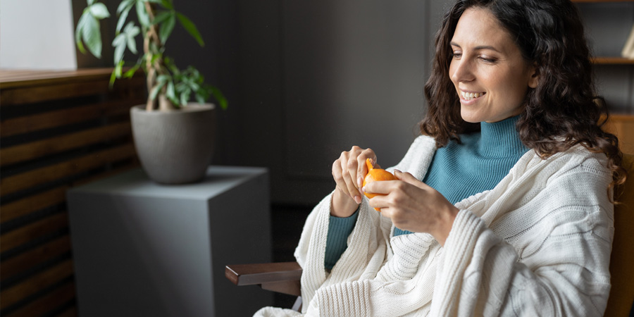 Déclin cognitif, femme mangeant un fruit