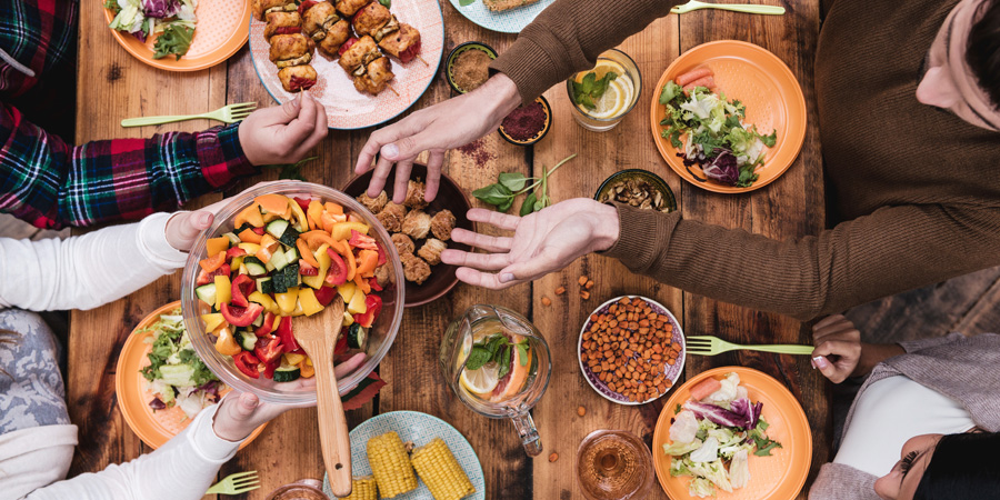 Alimentation saine groupe d'amis mangeant ensemble