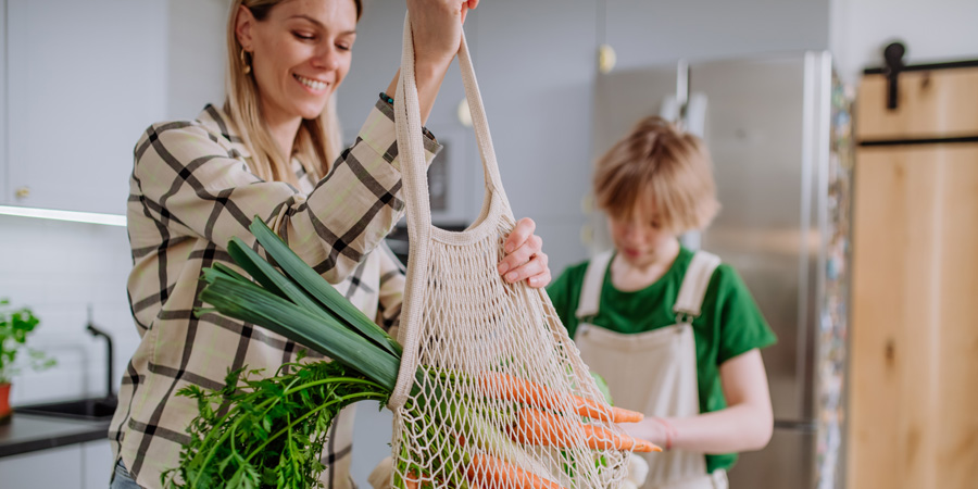 Famille de retour de courses - aliments sains