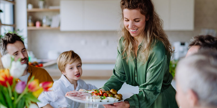 Famille partageant un repas avec des fruits et légumes - Equation Nutrition