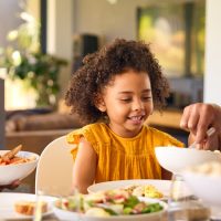 Alimentation : les expériences vécues par les parents lors de l’enfance influenceraient les comportements de santé de leurs enfants