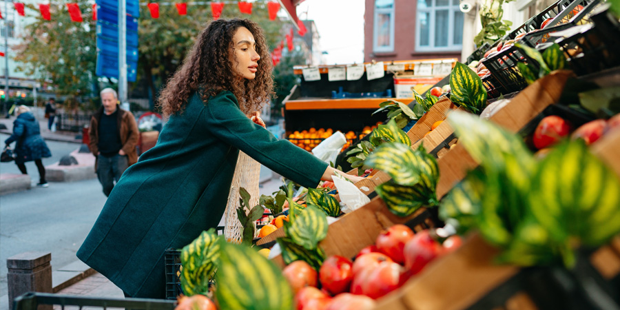 alimentation santé nudges femme devant un étal de marché