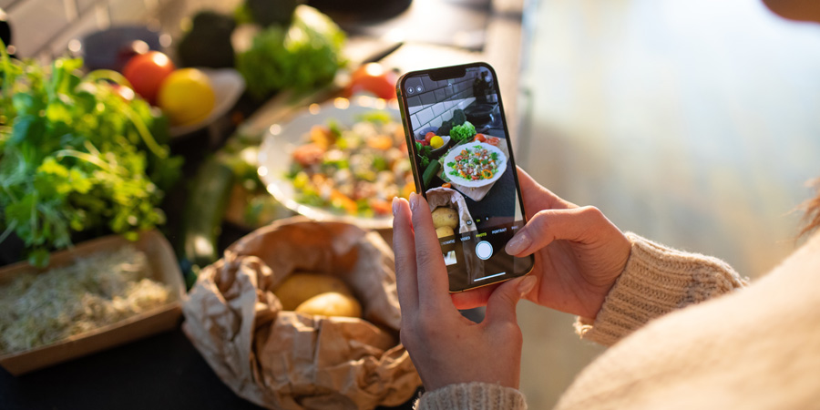 Une personne prend en photo son assiette réseaux sociaux alimentation saine - Aprifel