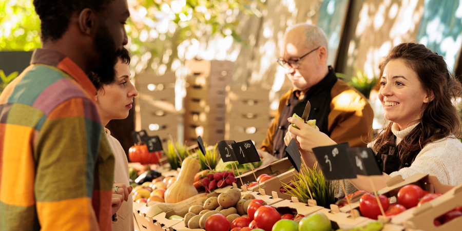 achat de fruits et légumes au marché alimentation locale - Aprifel