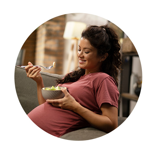 femme enceinte mangeant un goûter - Aprifel
