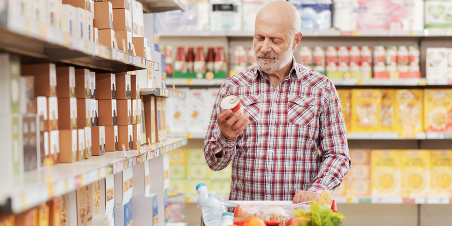 Homme faisant ses courses précarité alimentaire épicerie sociale et solidaire - Aprifel