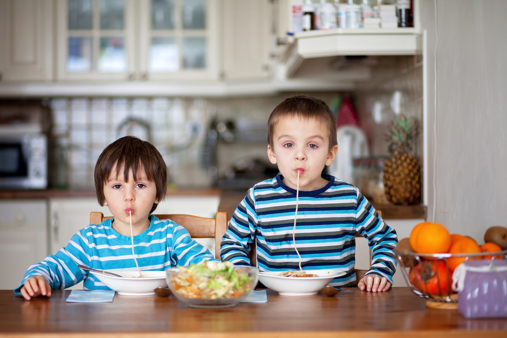 enfants dégustant un spaghetti déterminants de la consommation alimentaire - Aprifel